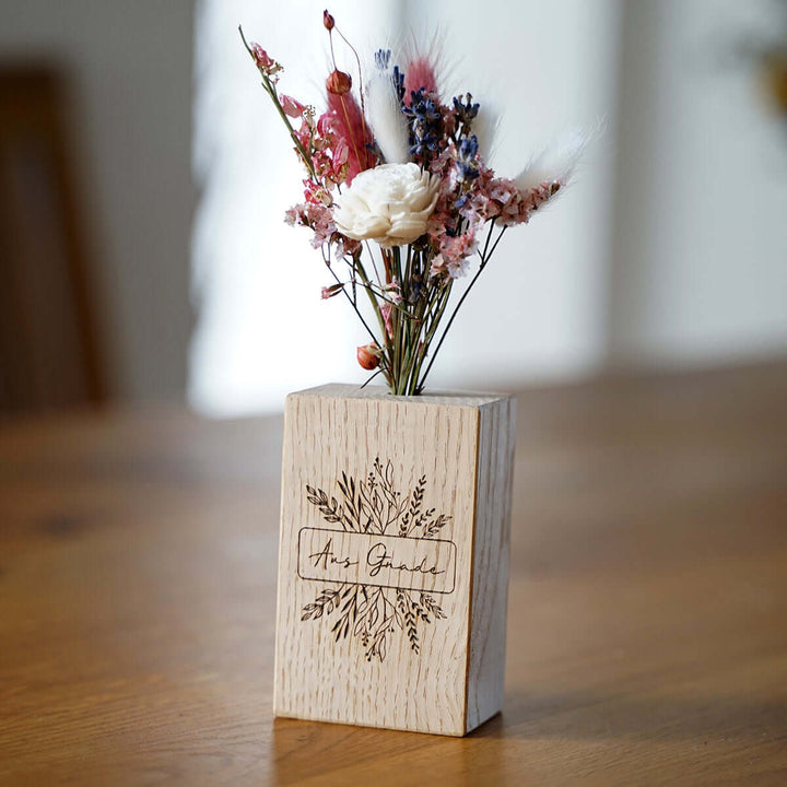 Holzvase "Aus Gnade" mit Trockenblumen · handgefertigt · Gravur – Aus Gnade