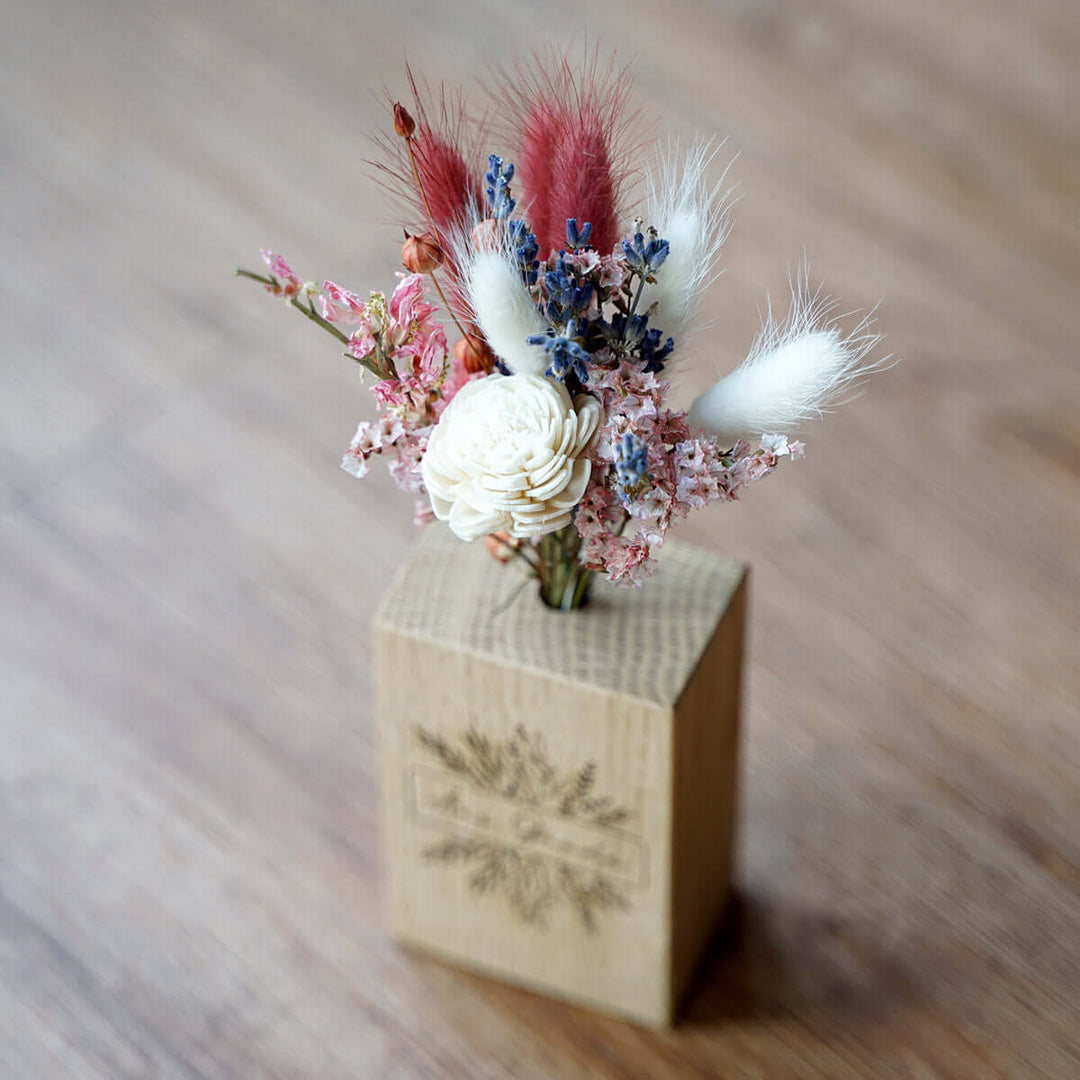 Holzvase "Aus Gnade" mit Trockenblumen · handgefertigt · Gravur – Aus Gnade