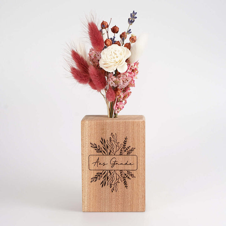 Holzvase "Aus Gnade" mit Trockenblumen · handgefertigt · Gravur – Aus Gnade