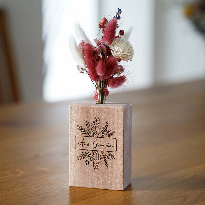 Holzvase "Aus Gnade" mit Trockenblumen · handgefertigt · Gravur – Aus Gnade