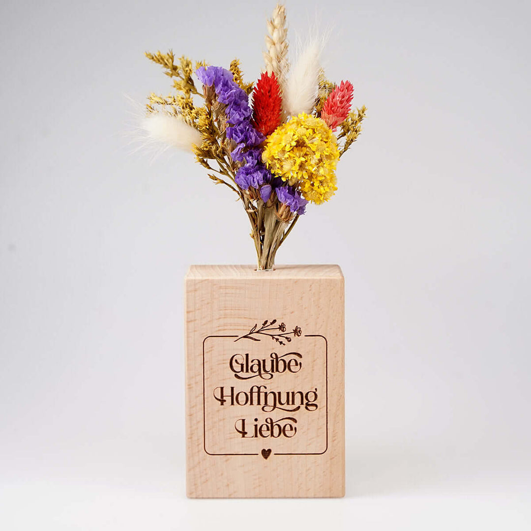 Holzvase "Glaube Hoffnung Liebe" mit Trockenblumen · Gravur