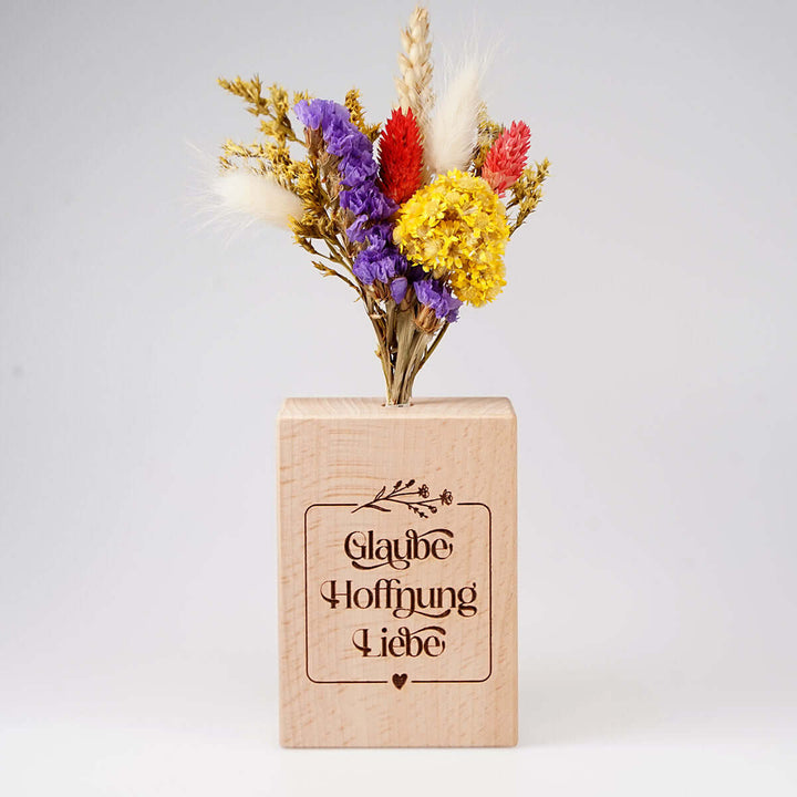 Holzvase "Glaube Hoffnung Liebe" mit Trockenblumen · Gravur