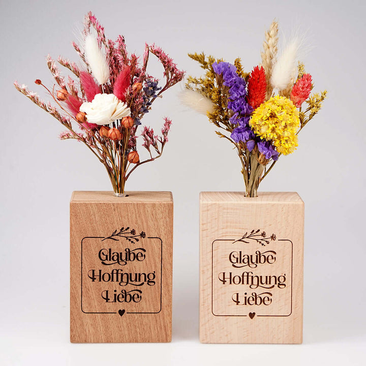 Holzvase "Glaube Hoffnung Liebe" mit Trockenblumen · Gravur