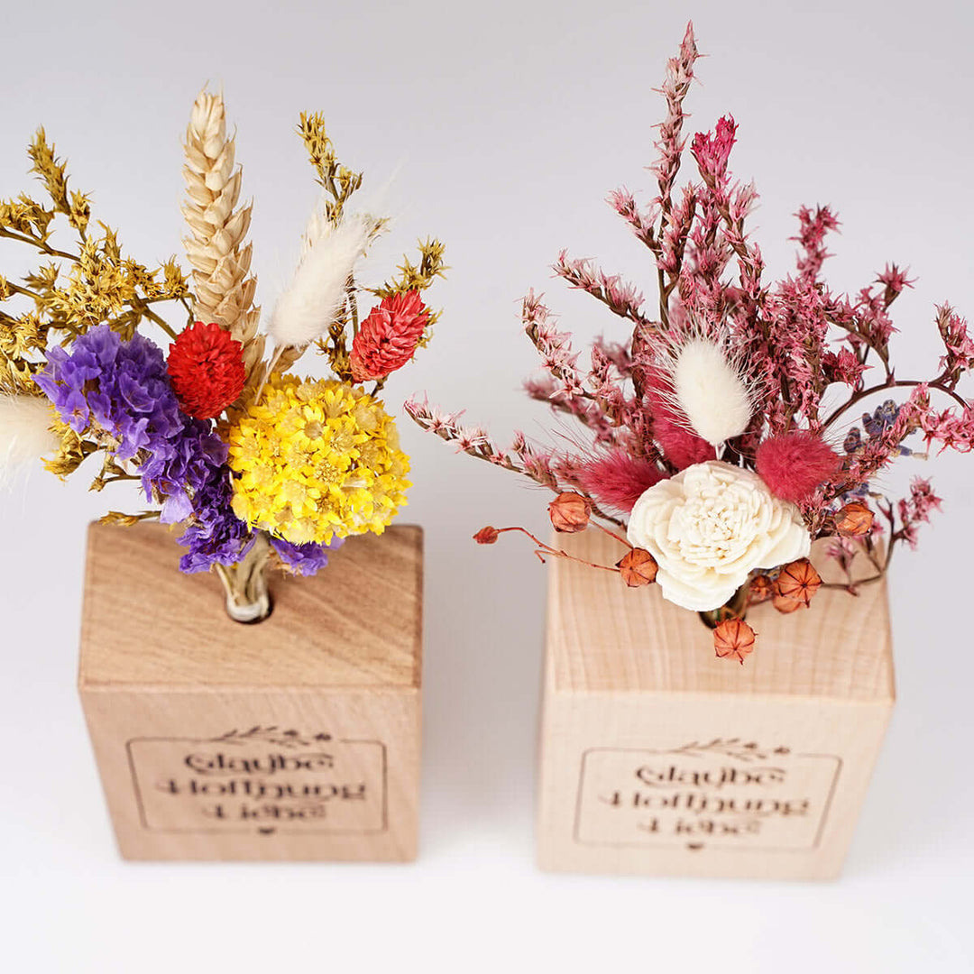 Holzvase "Glaube Hoffnung Liebe" mit Trockenblumen · Gravur