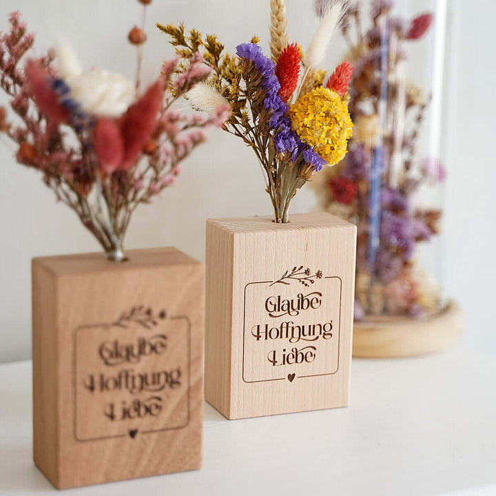 Holzvase "Glaube Hoffnung Liebe" mit Trockenblumen · Gravur