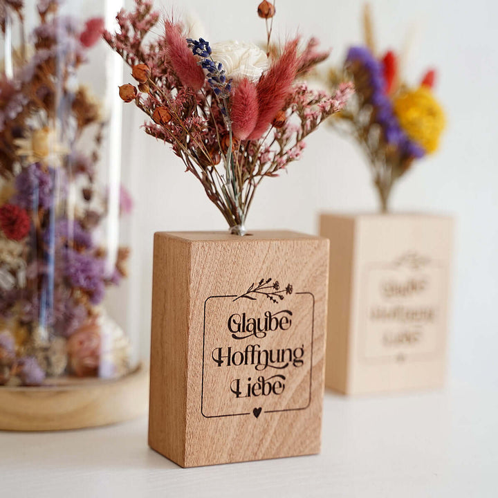 Holzvase "Glaube Hoffnung Liebe" mit Trockenblumen · Gravur