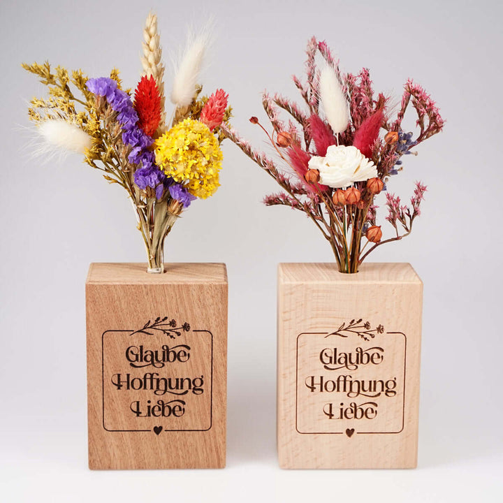 Holzvase "Glaube Hoffnung Liebe" mit Trockenblumen · Gravur