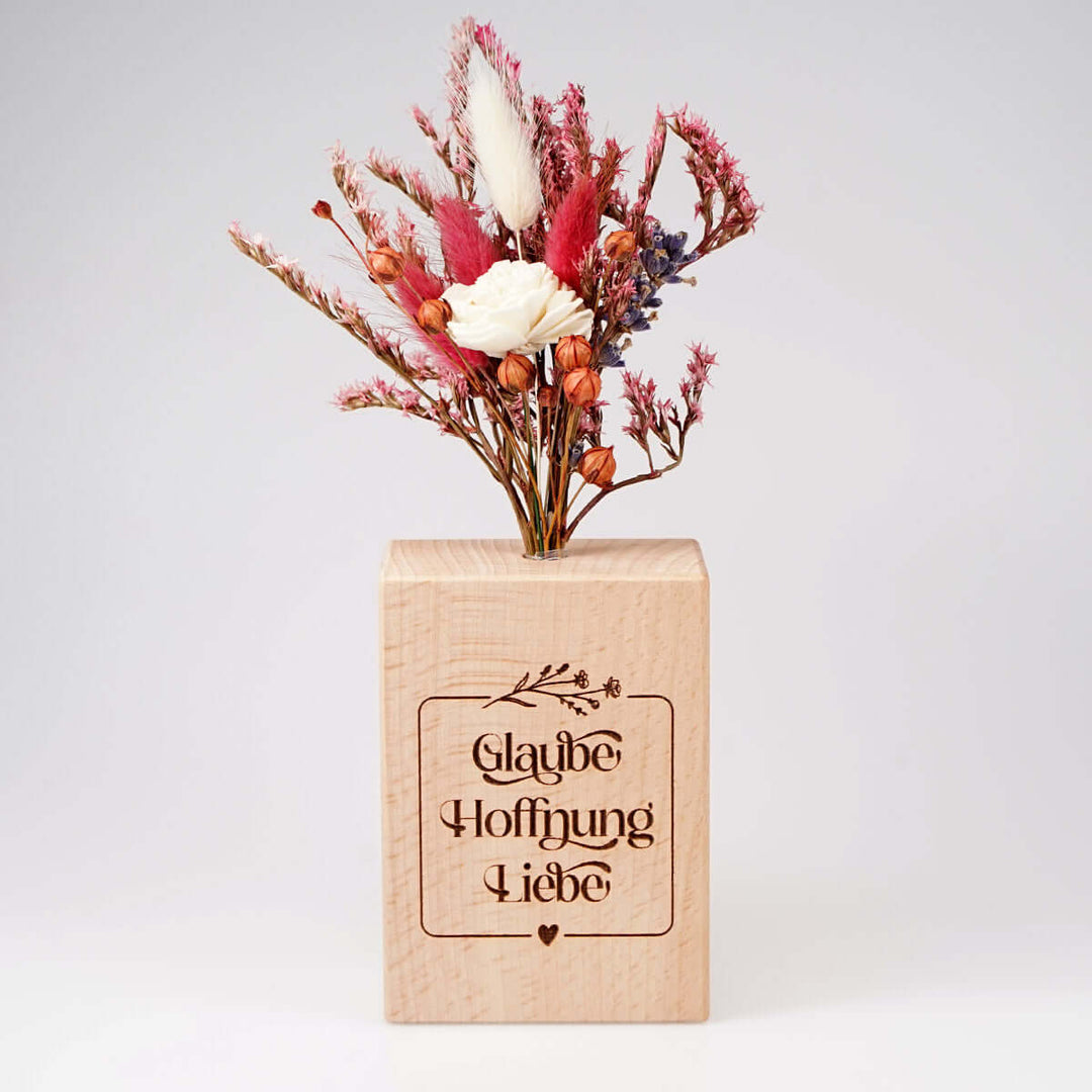 Holzvase "Glaube Hoffnung Liebe" mit Trockenblumen · Gravur