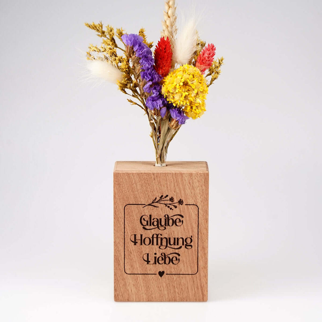 Holzvase "Glaube Hoffnung Liebe" mit Trockenblumen · Gravur