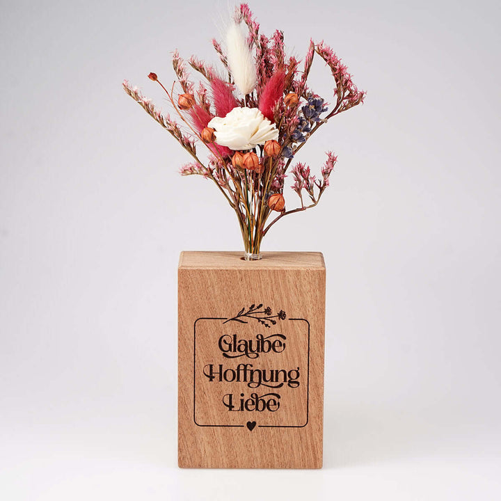 Holzvase "Glaube Hoffnung Liebe" mit Trockenblumen · Gravur