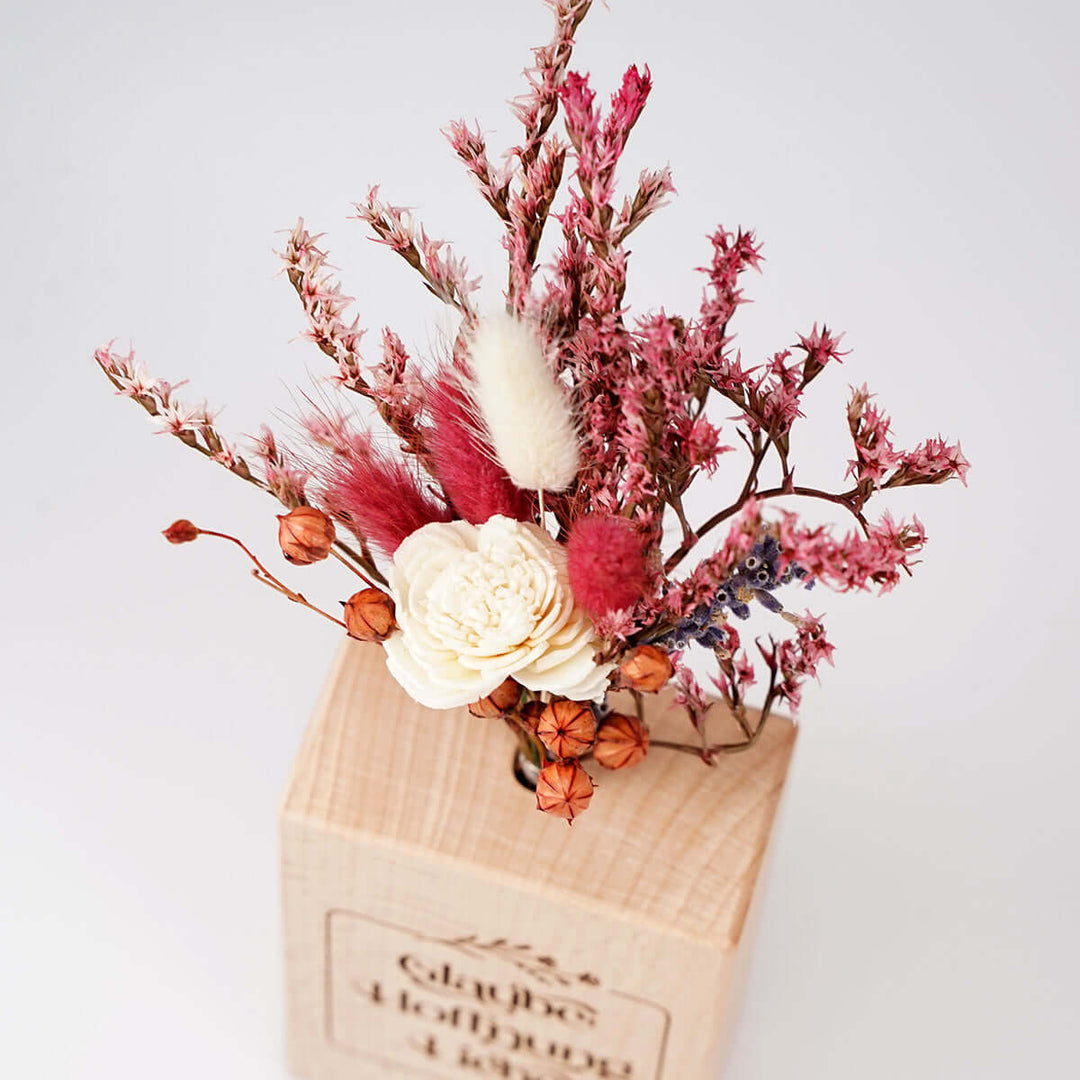 Holzvase "Glaube Hoffnung Liebe" mit Trockenblumen · Gravur