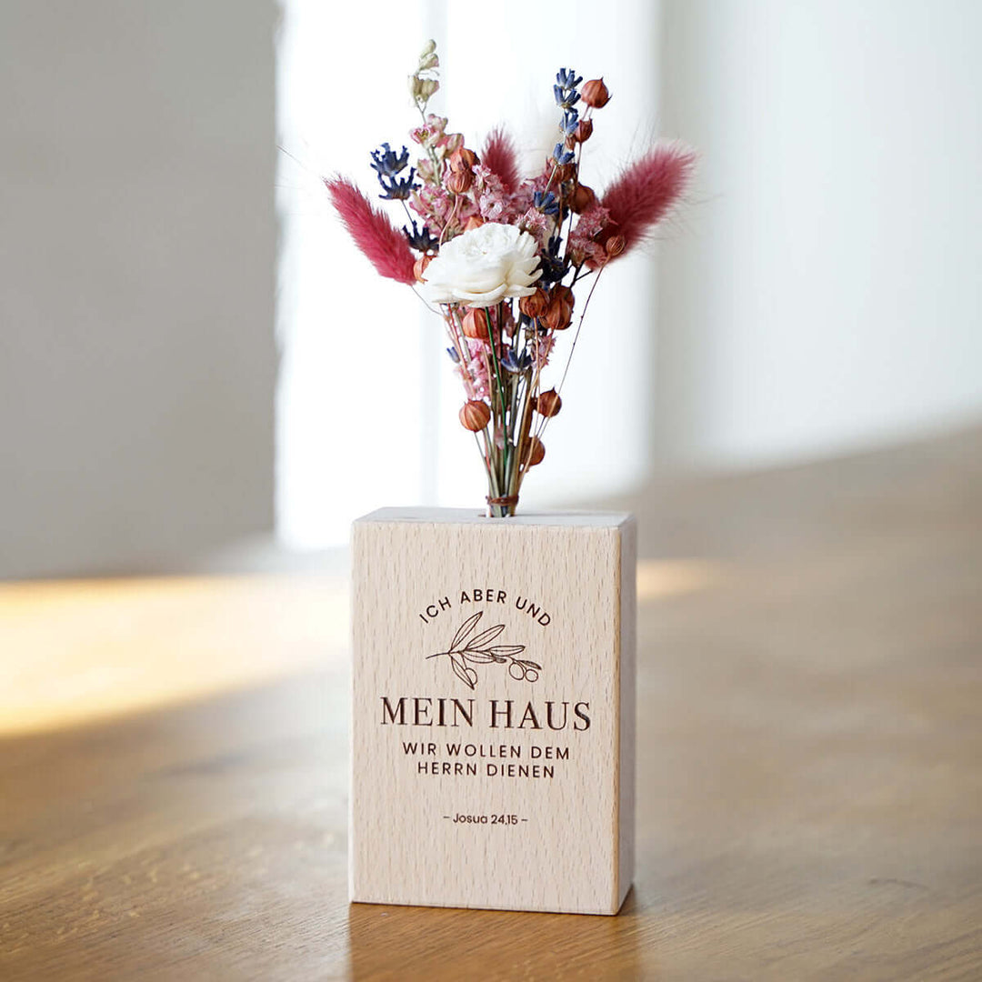 Holzvase "Mein Haus" mit Trockenblumen · handgefertigt · Gravur – Aus Gnade