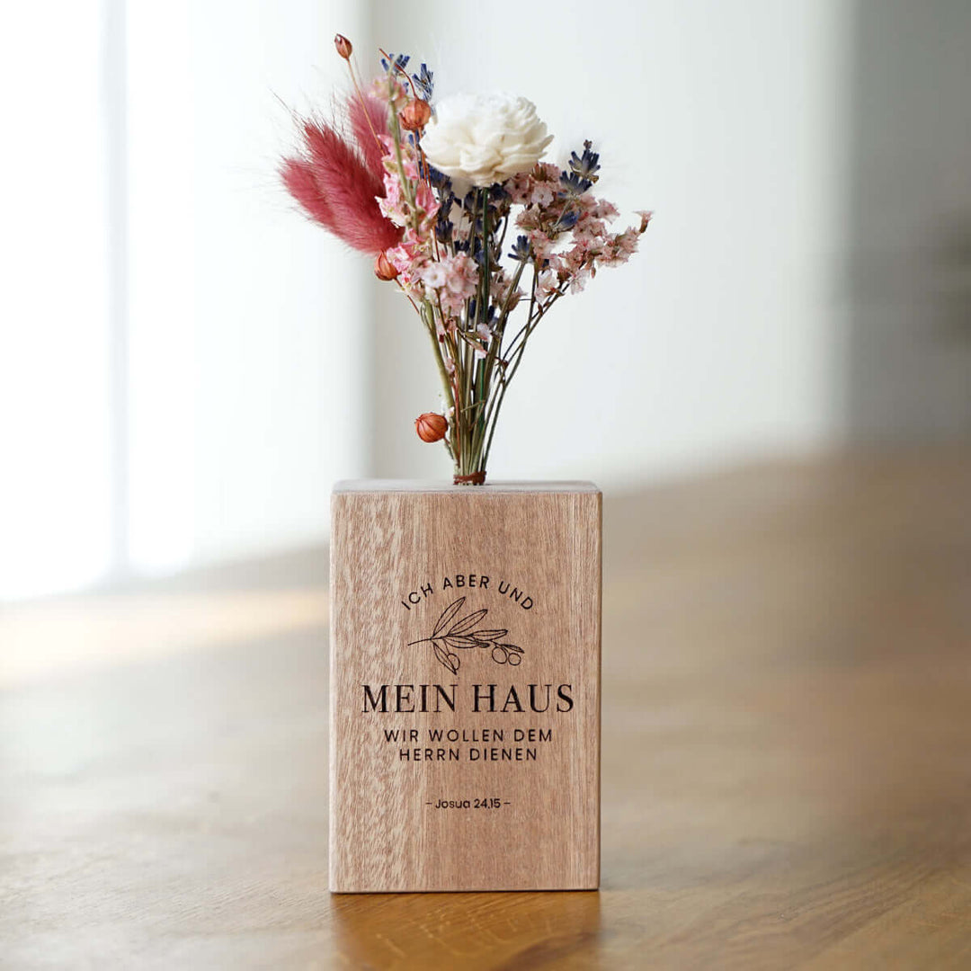 Holzvase "Mein Haus" mit Trockenblumen · handgefertigt · Gravur – Aus Gnade
