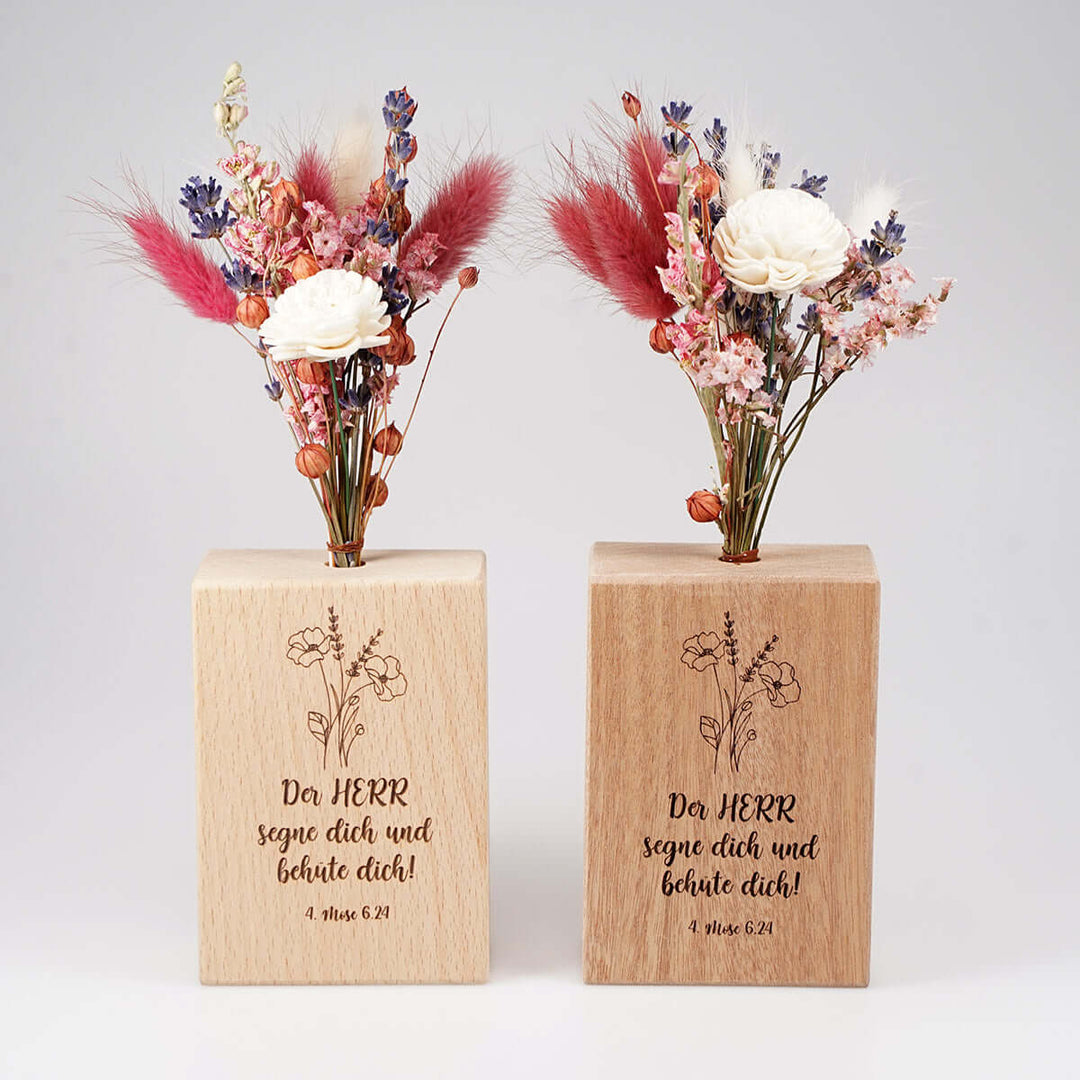 Holzvase "Gottes Segen" mit Trockenblumen · handgefertigt · Gravur – Aus Gnade