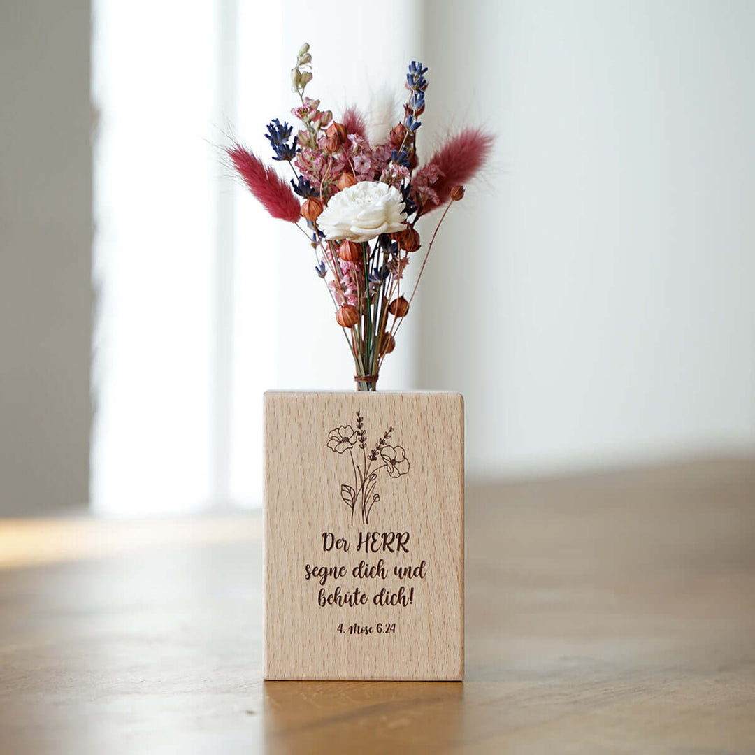 Holzvase "Gottes Segen" mit Trockenblumen · handgefertigt · Gravur – Aus Gnade