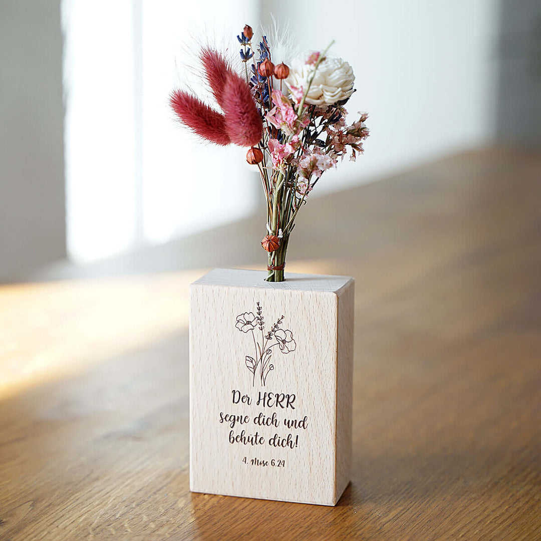Holzvase "Gottes Segen" mit Trockenblumen · handgefertigt · Gravur – Aus Gnade