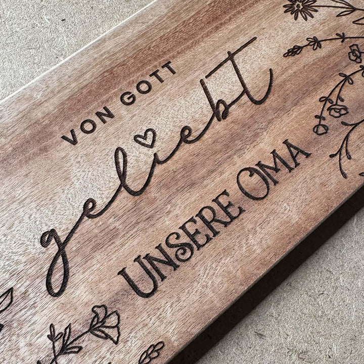 Personalisiertes Holzschild "Von Gott geliebt" · Wunschname als Gravur – Aus Gnade