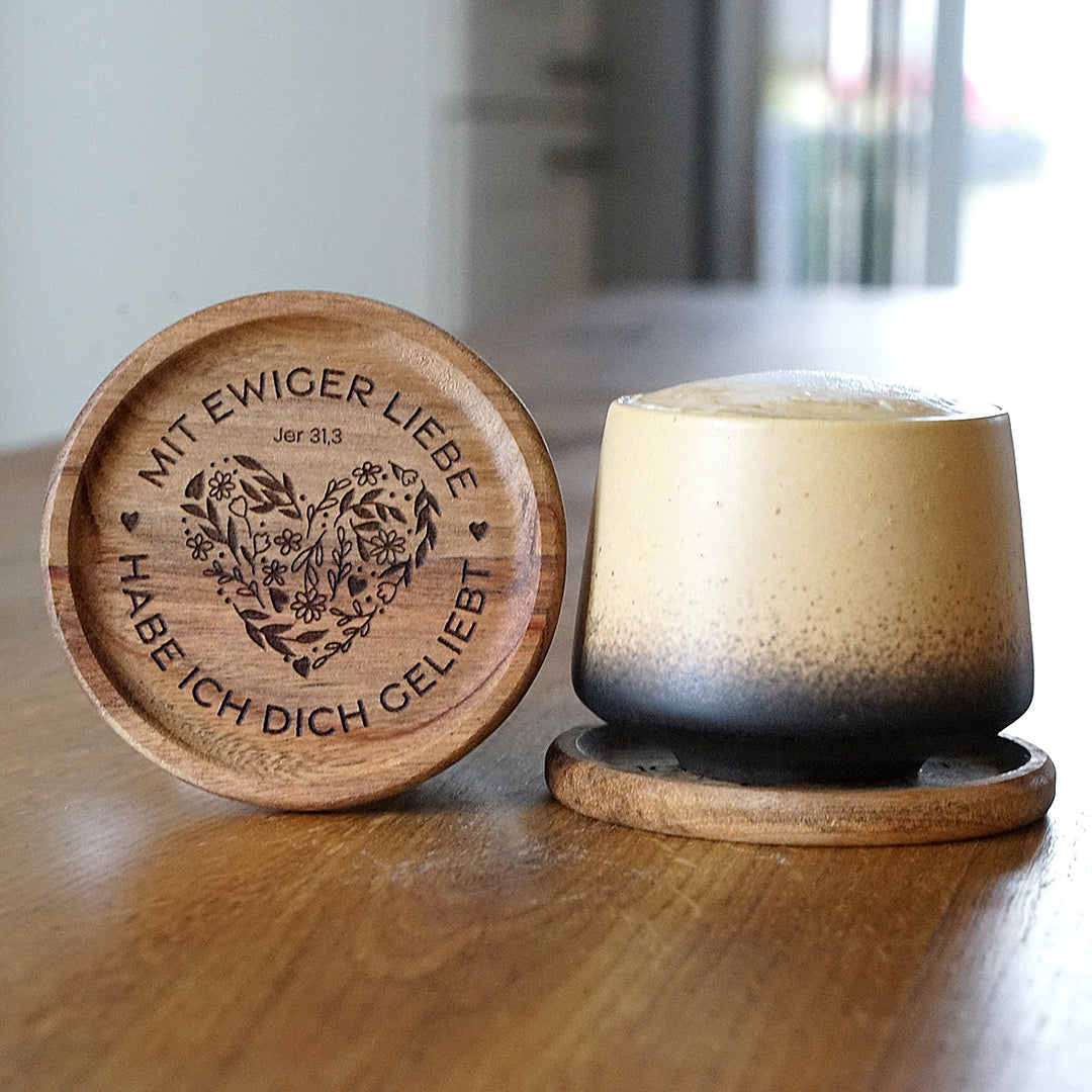 Kaffeetasse "Crema" · inkl. Holzuntersetzer mit Bibelvers-Gravur