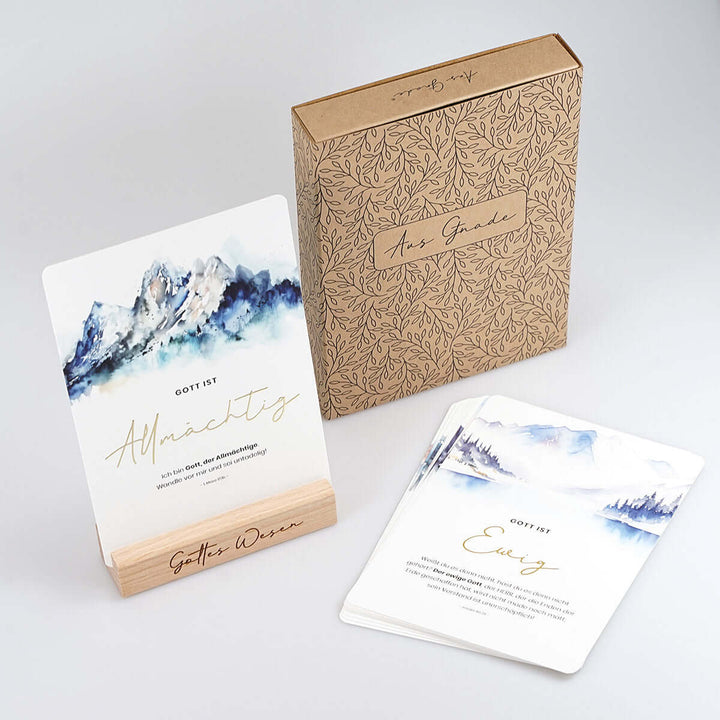 Kartenset "Gottes Wesen" Berge · 10 gold veredelte Karten inkl. Holz-Kartenhalter – Aus Gnade