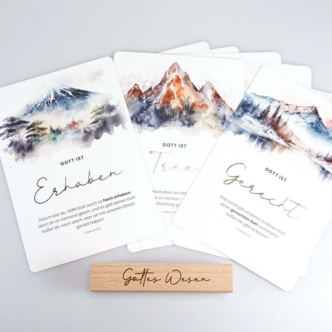 Kartenset "Gottes Wesen" Berge · 10 gold veredelte Karten inkl. Holz-Kartenhalter – Aus Gnade