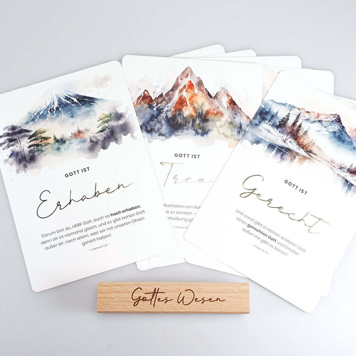 Kartenset "Gottes Wesen" Berge · 10 gold veredelte Karten inkl. Holz-Kartenhalter – Aus Gnade
