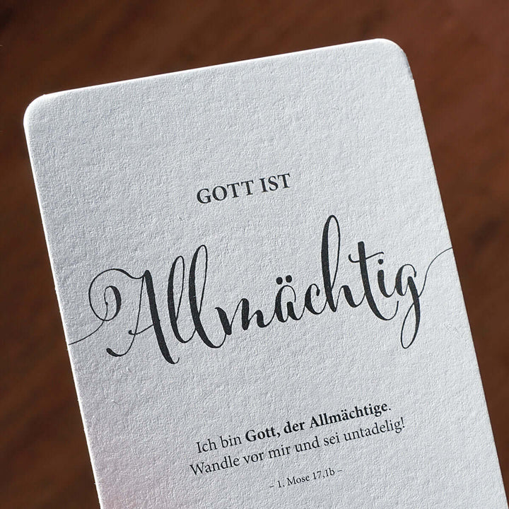 Kartenset "Gottes Wesen" s/w · 10 Karten inkl. Holz-Kartenhalter – Aus Gnade