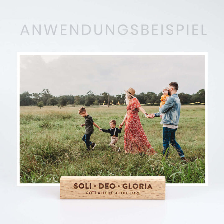 Kartenhalter "SOLI · DEO · GLORIA" Holzgravur · handmade – Aus Gnade