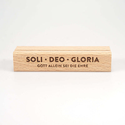 Kartenhalter "SOLI · DEO · GLORIA" Holzgravur · handmade – Aus Gnade