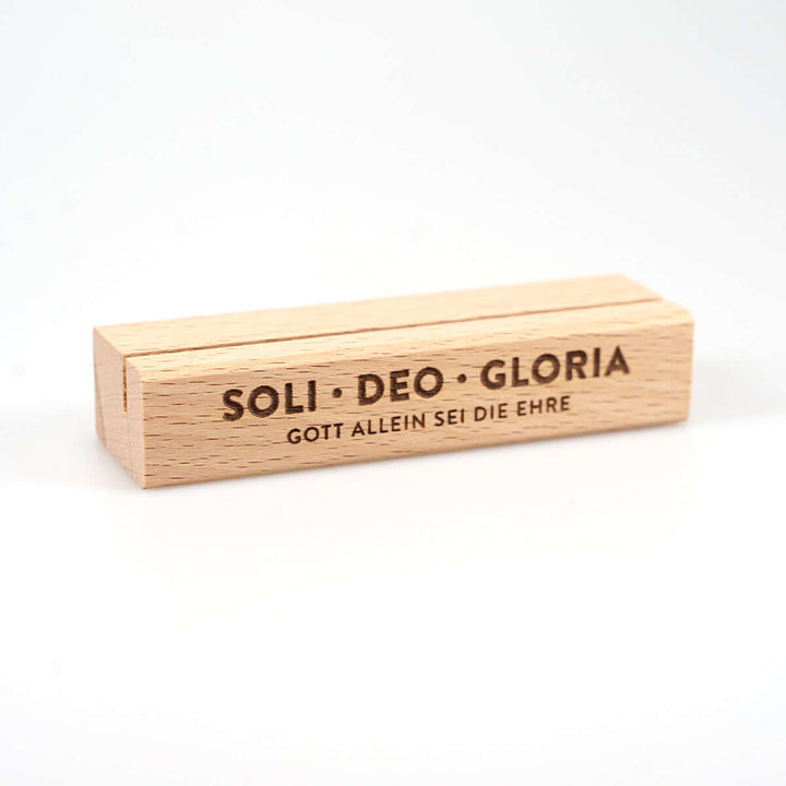 Kartenhalter "SOLI · DEO · GLORIA" Holzgravur · handmade – Aus Gnade