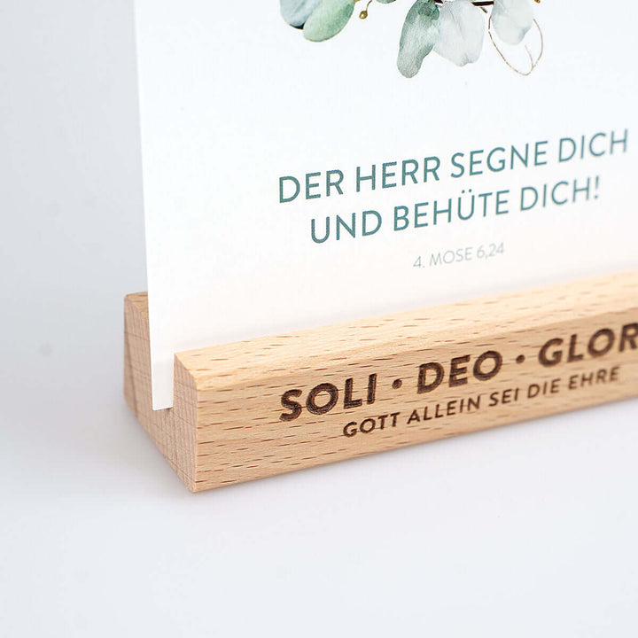 Kartenhalter "SOLI · DEO · GLORIA" Holzgravur · handmade – Aus Gnade