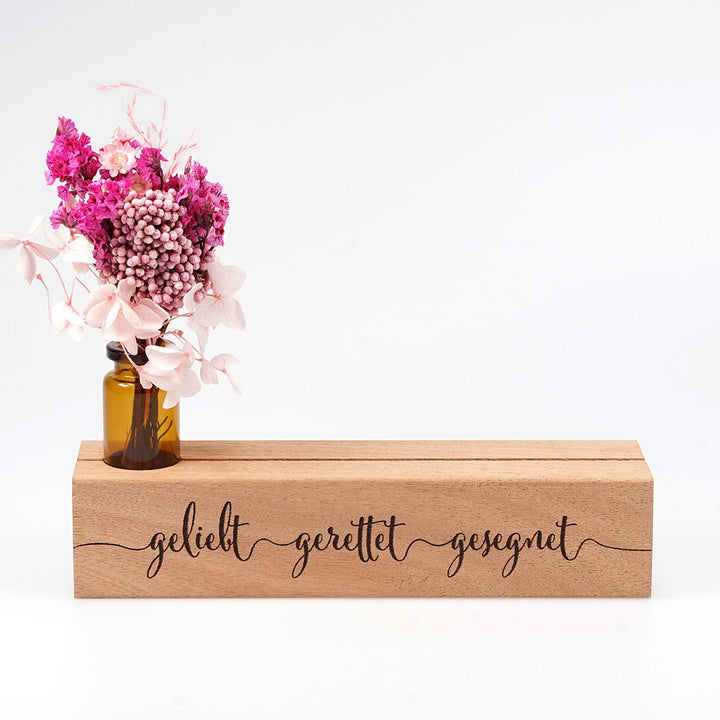 Kartenhalter "geliebt gerettet gesegnet" mit Trockenblumen · Holzgravur · inkl. Postkarte