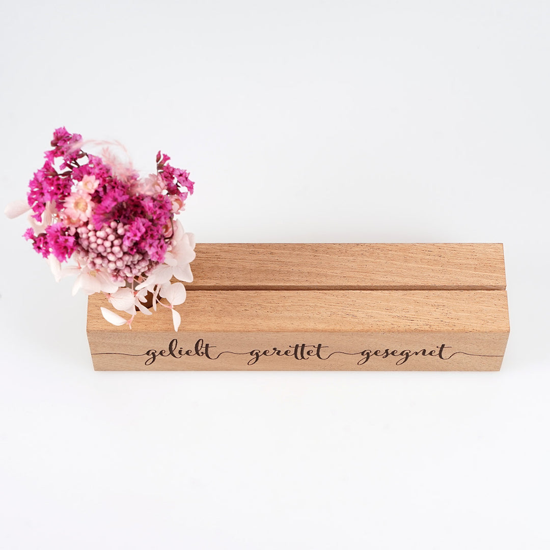 Kartenhalter "geliebt gerettet gesegnet" mit Trockenblumen · Holzgravur · inkl. Postkarte
