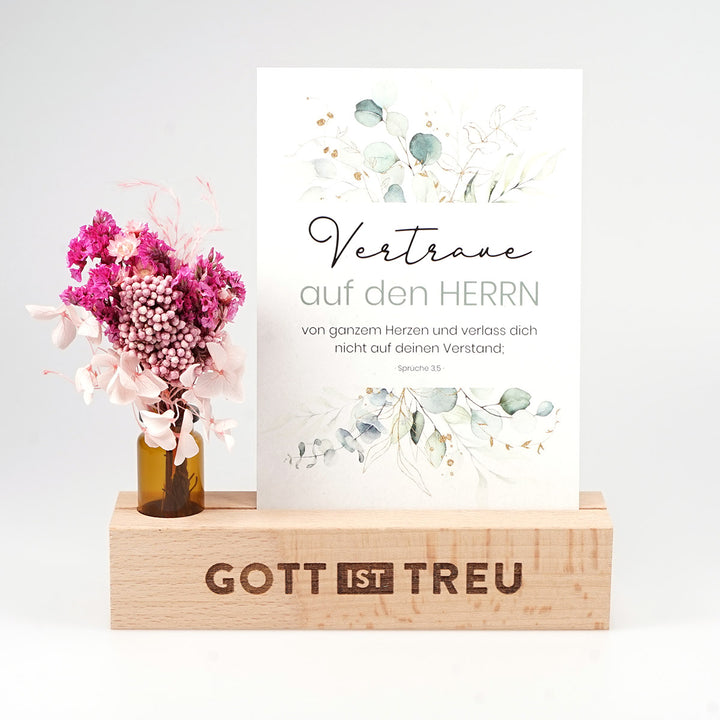 Kartenhalter "Gott ist treu" mit Trockenblumen · Holzgravur · inkl. Postkarte