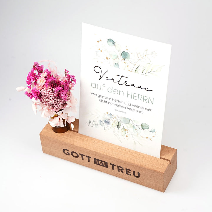 Kartenhalter "Gott ist treu" mit Trockenblumen · Holzgravur · inkl. Postkarte
