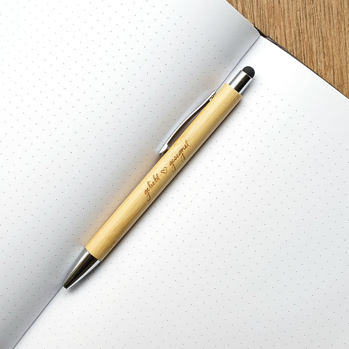 Bambus Kugelschreiber & Stylus "geliebt + gesegnet" · Holzgravur