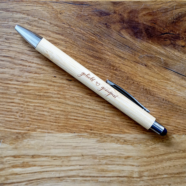 Bambus Kugelschreiber & Stylus "geliebt + gesegnet" · Holzgravur