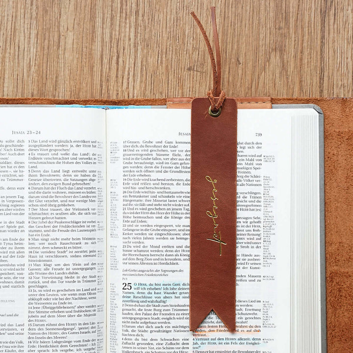 Lesezeichen "gesegnet" · Echtes Leder · Goldglanz Prägung – Aus Gnade