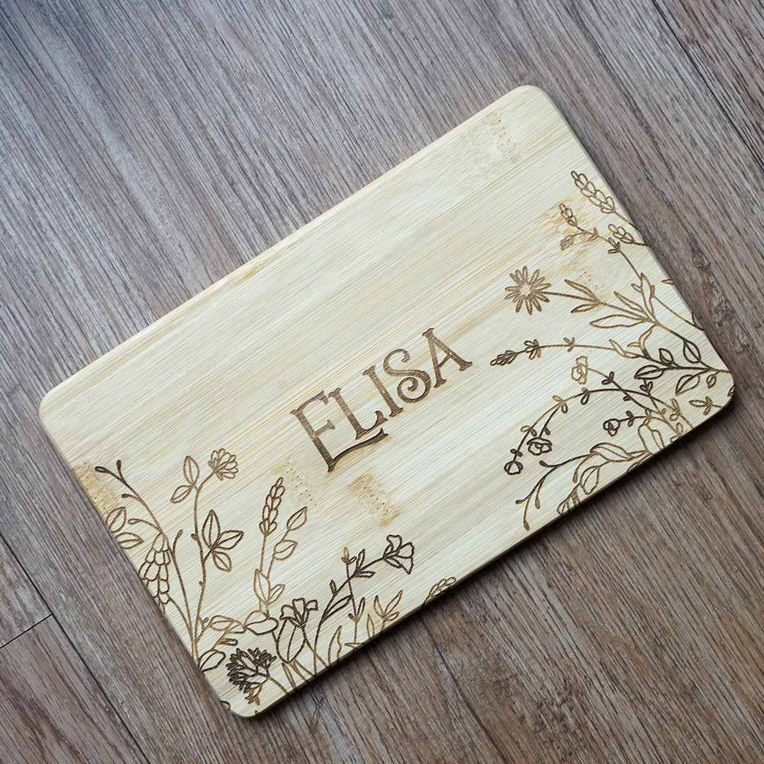 Personalisiertes Brettchen "Blumen" · Bambus · Wunschname als Gravur