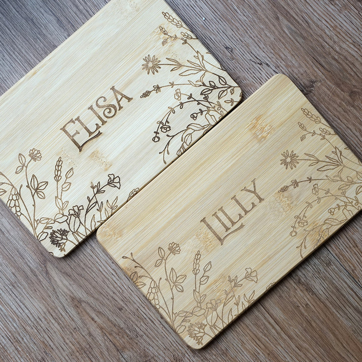 Personalisiertes Brettchen "Blumen" · Bambus · Wunschname als Gravur