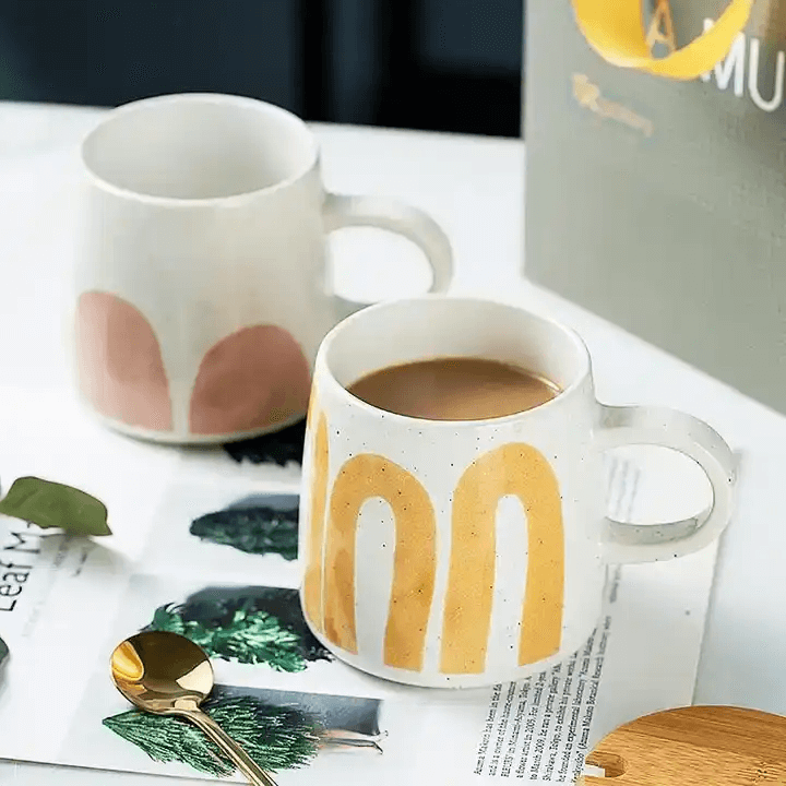 Premium Tasse "Gott nahe zu sein ist mein Glück" · inkl. Holzdeckel, Gravur & Löffel · Gelb – Aus Gnade