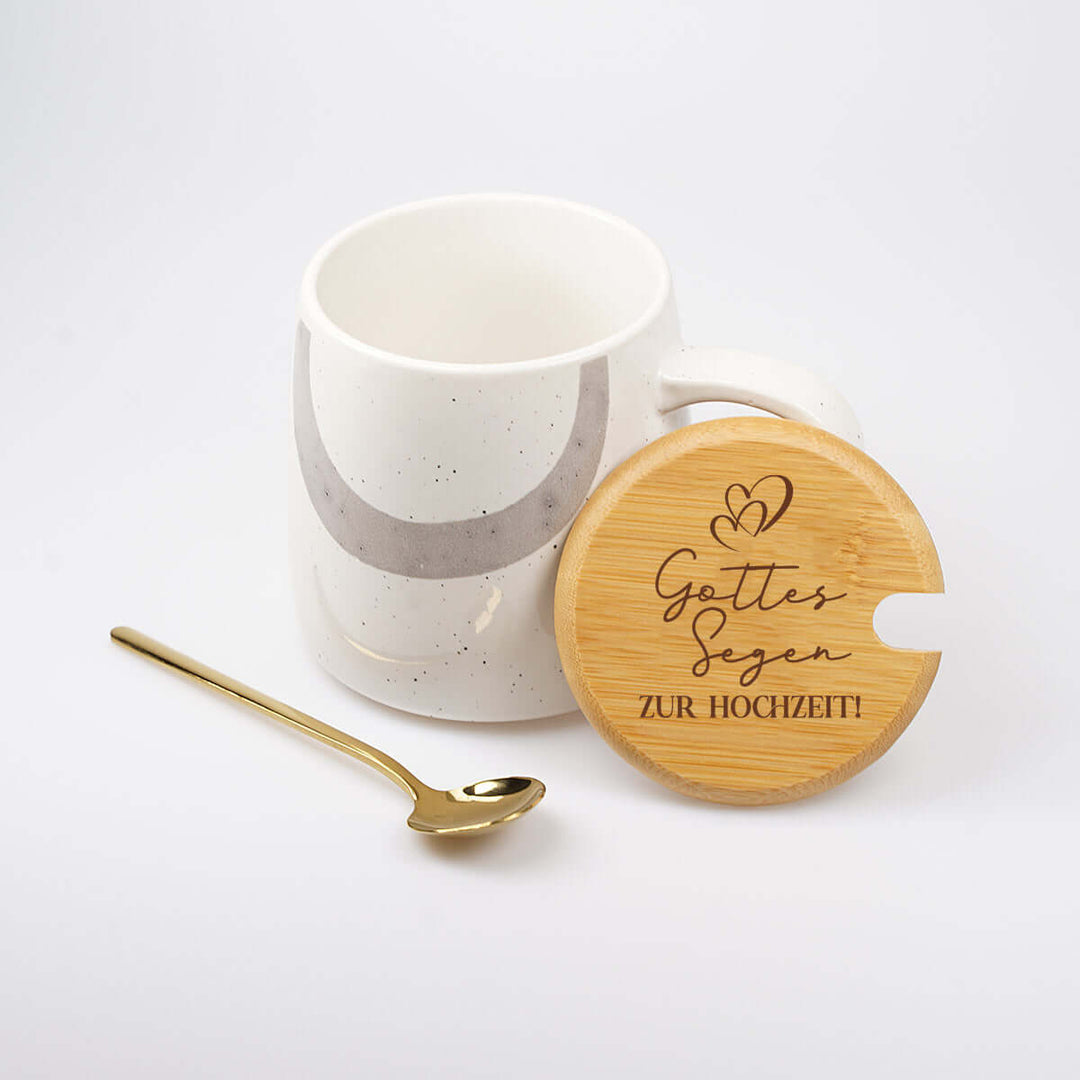 Premium Tasse "Gottes Segen zur Hochzeit" · inkl. Holzdeckel, Gravur & Löffel