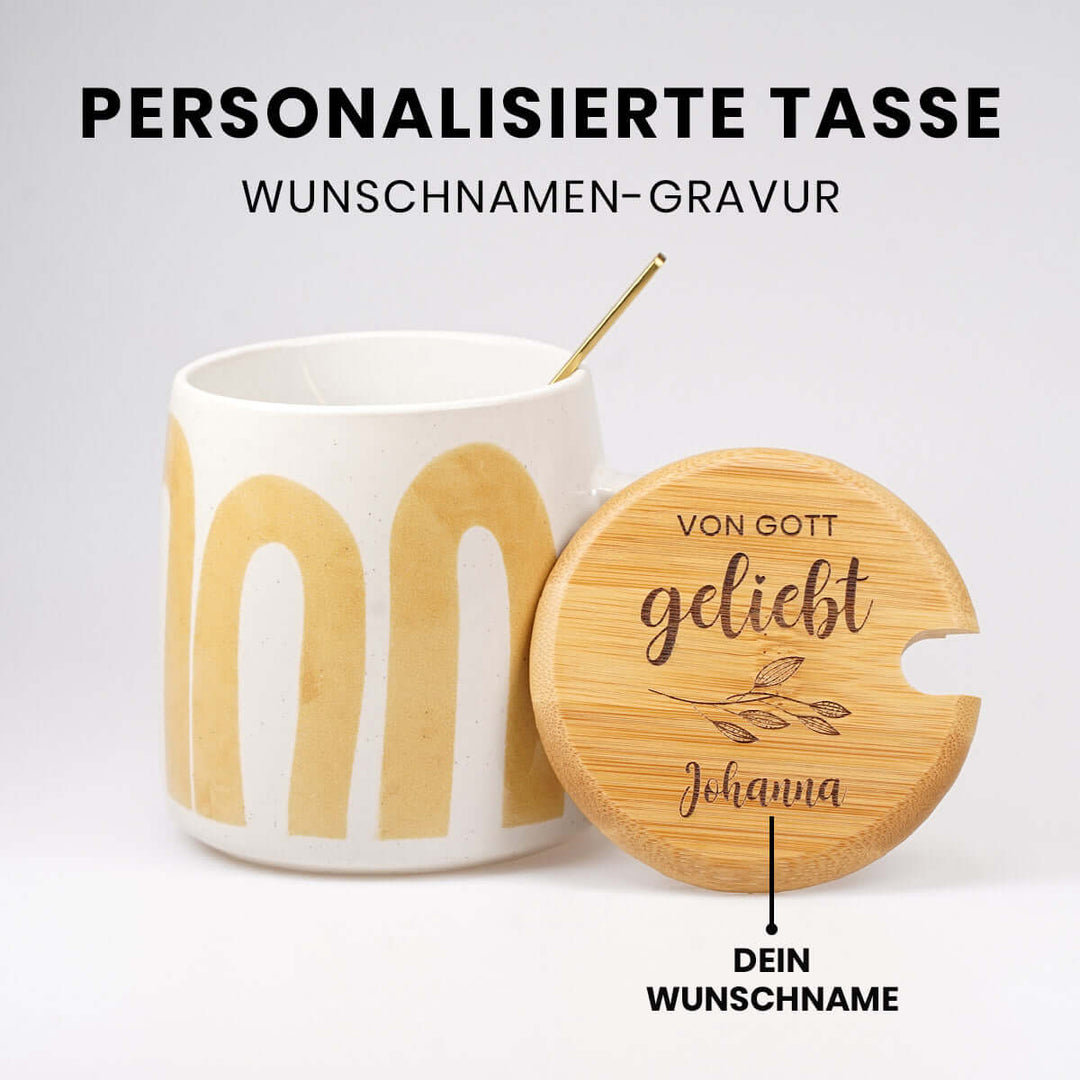 Personalisierte Premium Tasse "von Gott geliebt" · inkl. Holzdeckel, Löffel & Wunschnamen-Gravur – Aus Gnade