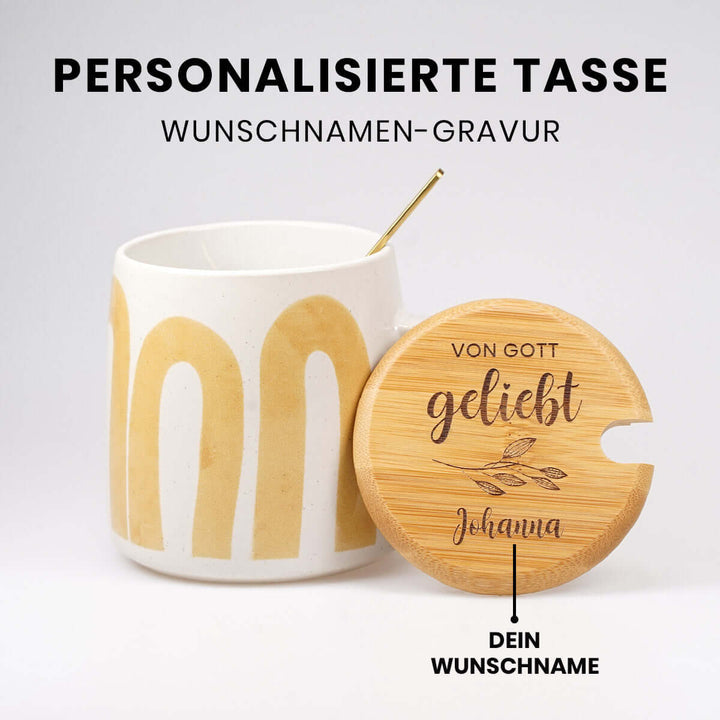 Personalisierte Premium Tasse "von Gott geliebt" · inkl. Holzdeckel, Löffel & Wunschnamen-Gravur – Aus Gnade