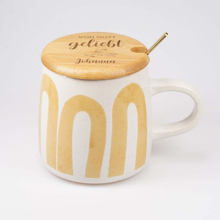 Personalisierte Premium Tasse "von Gott geliebt" · inkl. Holzdeckel, Löffel & Wunschnamen-Gravur – Aus Gnade