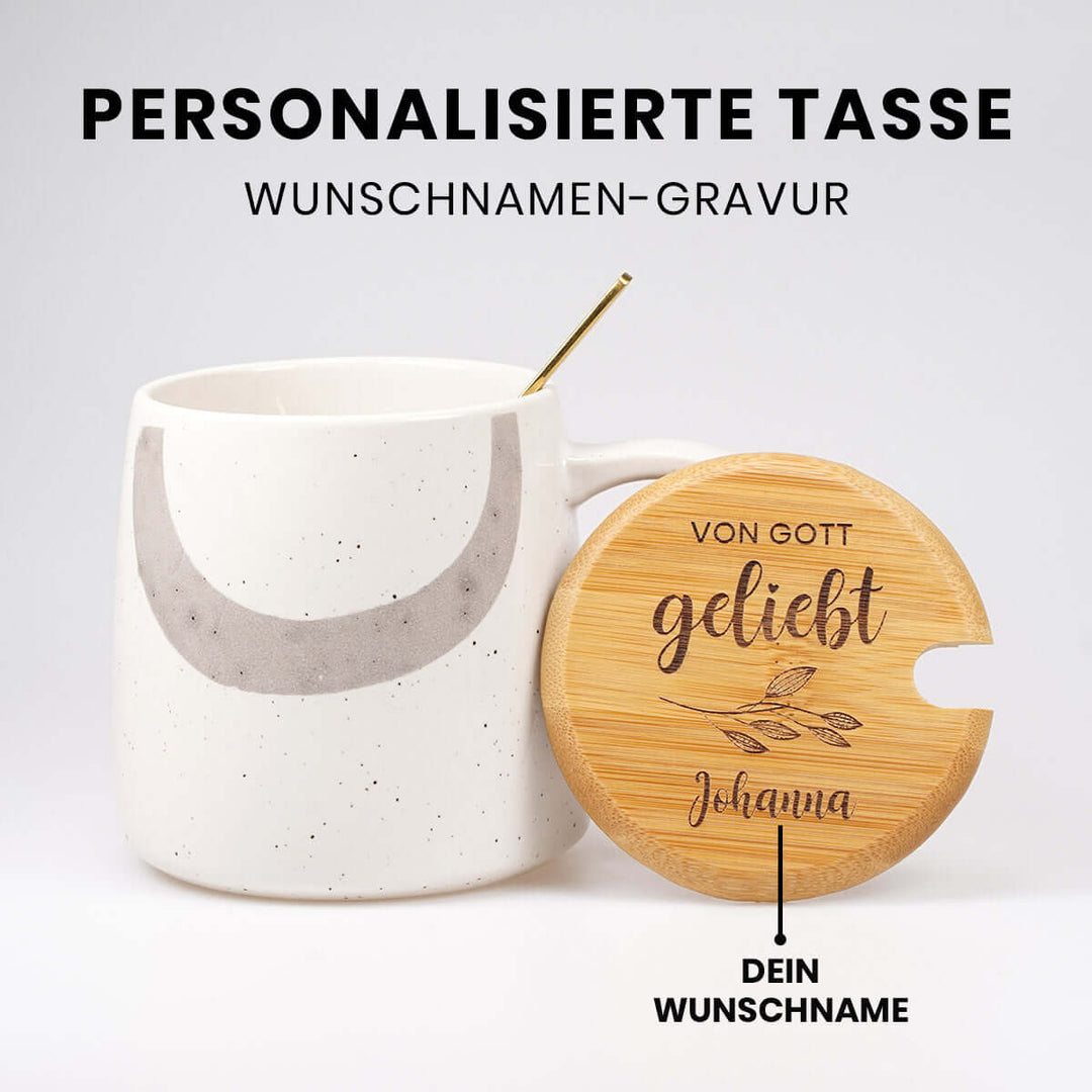 Personalisierte Premium Tasse "von Gott geliebt" · inkl. Holzdeckel, Löffel & Wunschnamen-Gravur – Aus Gnade