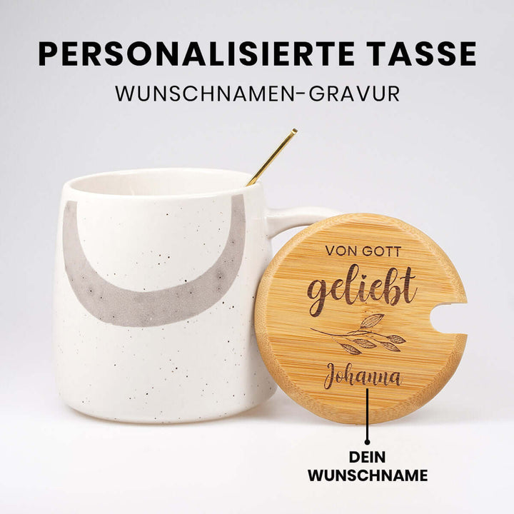 Personalisierte Premium Tasse "von Gott geliebt" · inkl. Holzdeckel, Löffel & Wunschnamen-Gravur – Aus Gnade