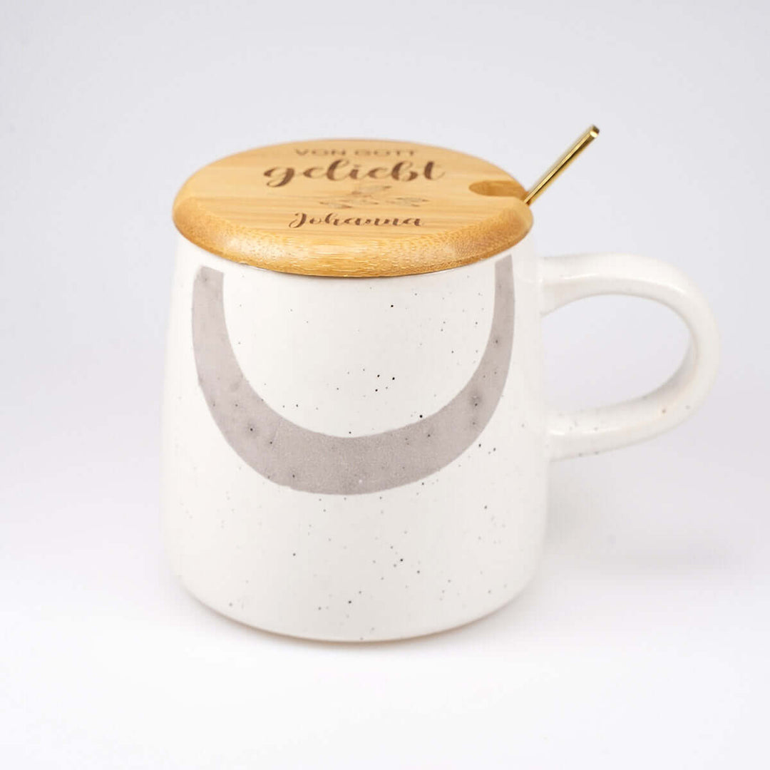 Personalisierte Premium Tasse "von Gott geliebt" · inkl. Holzdeckel, Löffel & Wunschnamen-Gravur – Aus Gnade