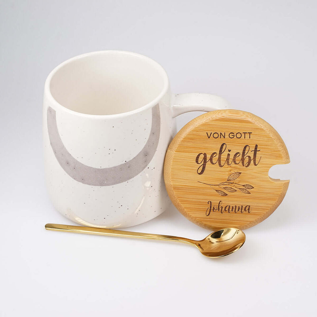 Personalisierte Premium Tasse "von Gott geliebt" · inkl. Holzdeckel, Löffel & Wunschnamen-Gravur – Aus Gnade