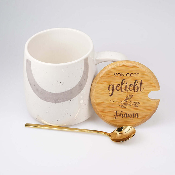 Personalisierte Premium Tasse "von Gott geliebt" · inkl. Holzdeckel, Löffel & Wunschnamen-Gravur – Aus Gnade