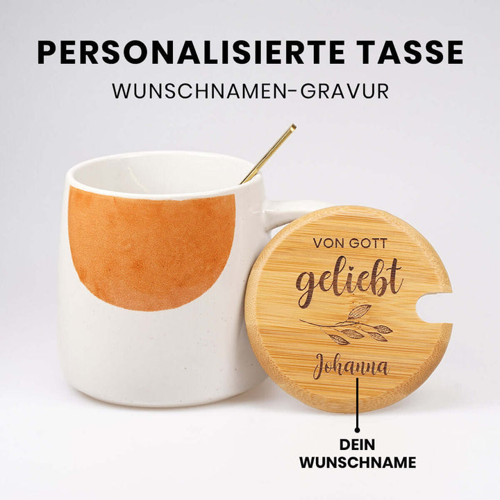 Personalisierte Premium Tasse "von Gott geliebt" · inkl. Holzdeckel, Löffel & Wunschnamen-Gravur – Aus Gnade
